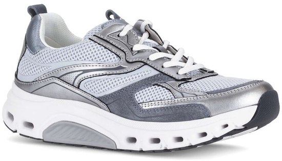 Grijze Gabor Rollingsoft sneaker met zilverkleurige en donkergrijze accenten, witte veters en een witte zool.