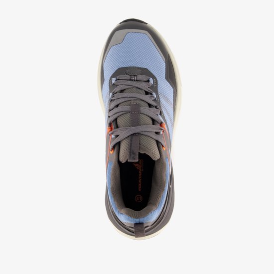 Bovenaanzicht van een blauwe en grijze wandelschoen met oranje details, veters en de tekst "WATERPROOF".