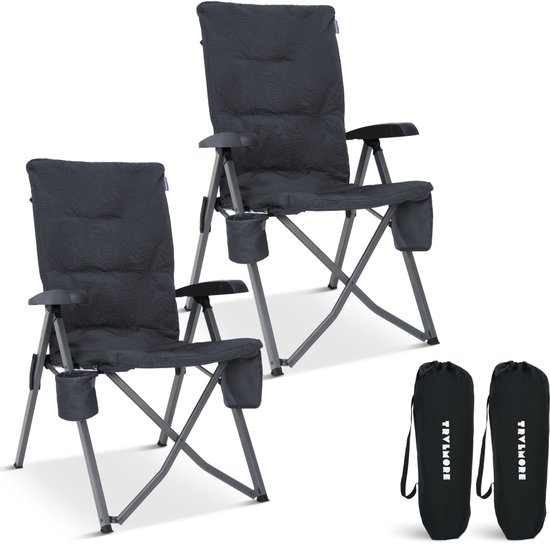 Twee grijze campingstoelen van TRVLMORE met bekerhouders en zijvakken, naast twee zwarte draagtassen.