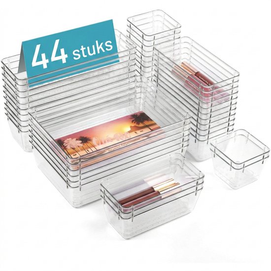 Une pile de 44 organisateurs de tiroir transparents, avec une étiquette '44 pièces', une palette de maquillage et des rouges à lèvres.