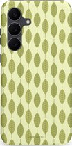 Lichtgroen telefoonhoesje met een patroon van donkergroene bladeren in verticale rijen.