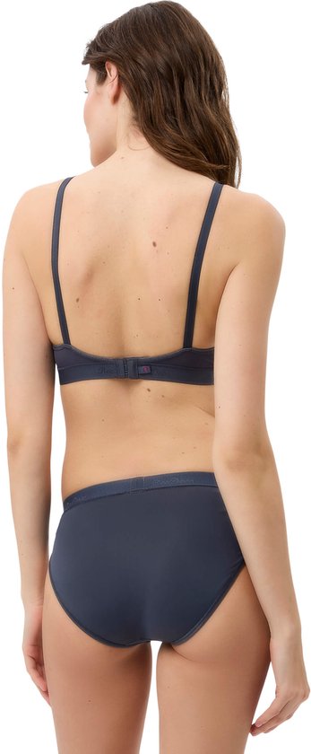 Achterkant van een model in een grijze, beugelvrije bh met verstelbare bandjes en een brede elastische band.