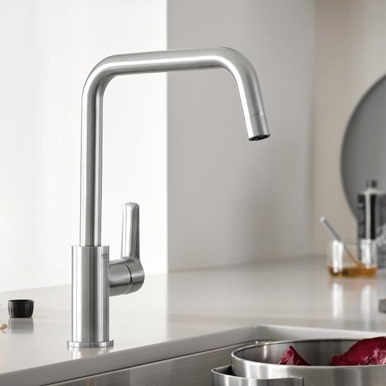 GROHE keukenkraan in geborsteld staal met hoge, gebogen uitloop en hendel aan de voorzijde.