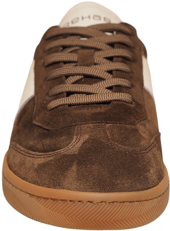 Vooraanzicht van bruine suède sneakers met een witte streep op de zijkant, witte veters en bruine zool.