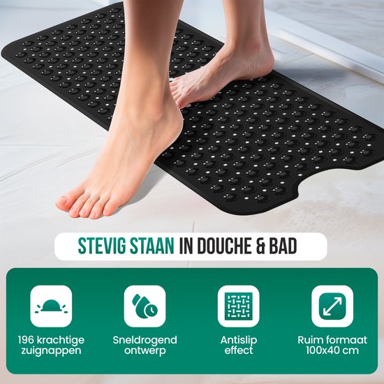 Voeten op een zwarte antislip douchemat in de douche. Mat met 196 zuignappen, sneldrogend, antislip, 100x40 cm.