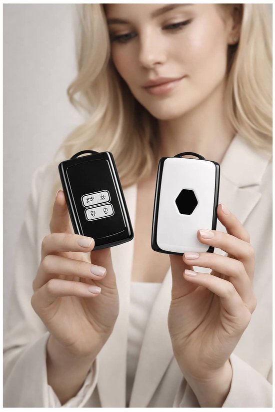 Vrouw met blond haar die een zwarte en een zwart-witte autosleutelcover vasthoudt.