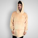Een man met krullend bruin haar draagt een beige hoodie deken met de capuchon omhoog. Hij kijkt naar de zijkant.