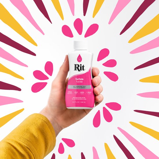 Hand met gele trui houdt een flesje fuchsia Rit Dye vast, tegen een witte achtergrond met roze, gele en paarse patronen.