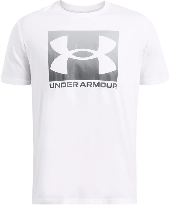 Wit sportshirt met groot grijs verloop logo en tekst 'UNDER ARMOUR' op de voorkant.