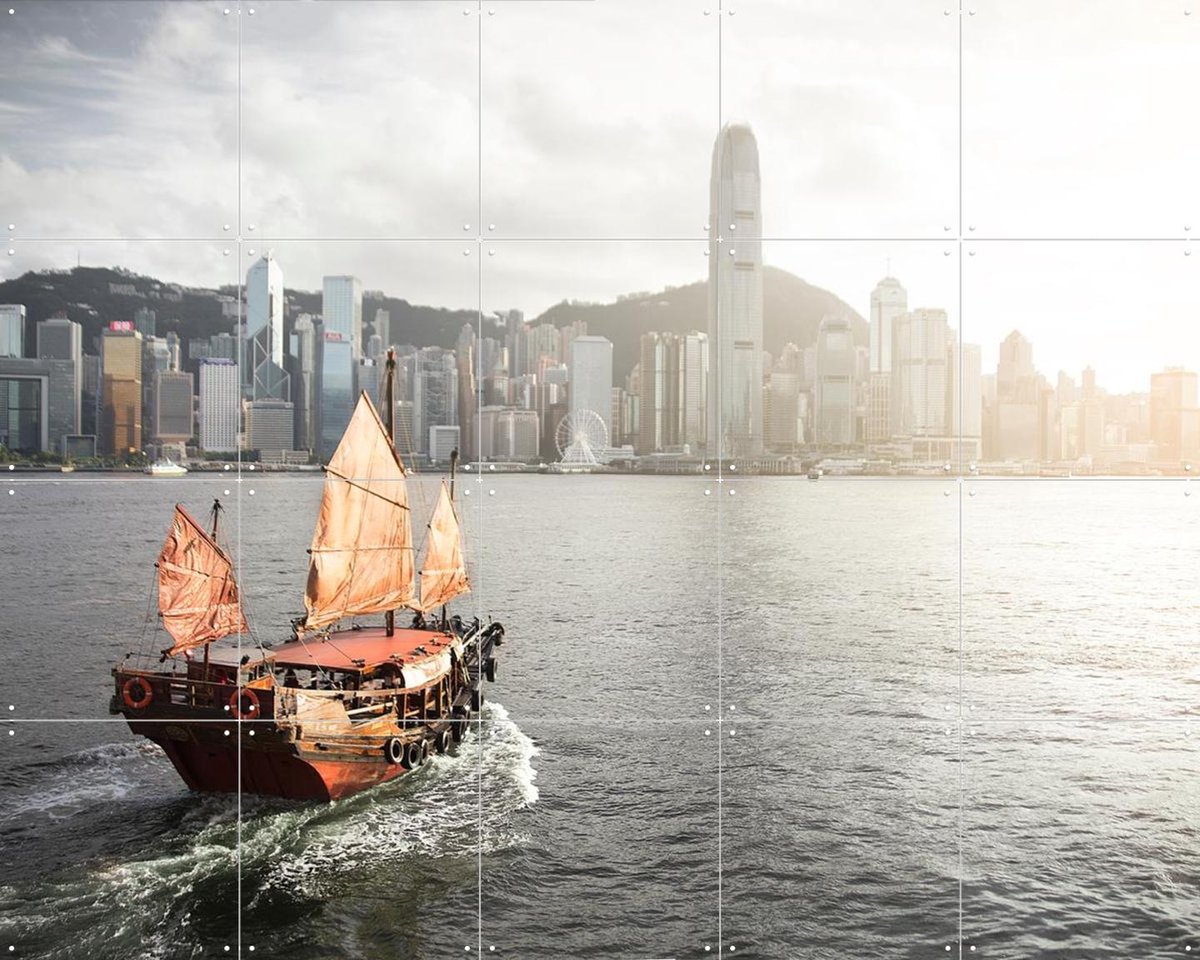 IXXI Hong Kong Dukling Boat, Claire Droppert - 100 x 80 cm - Gratis ophangtool - Grote wanddecoratie en posters - Naturalisme, Realisme, Fotografie