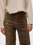 Broek met luipaardprint, model dichtbij.