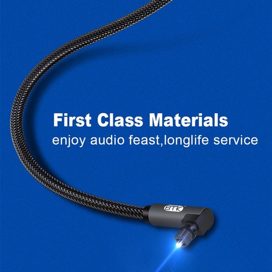 Zwarte optische audiokabel met 90-graden connector. De kabel heeft een geweven mantel en de connector straalt licht uit.