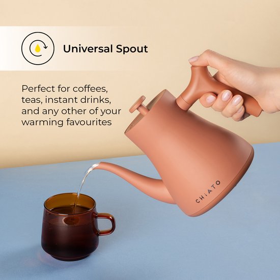 Een hand giet water uit de terracotta waterkoker met universele tuit in een bruine mok. Perfect voor koffie, thee en meer.