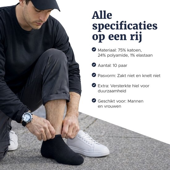 Een man met pet en horloge trekt zwarte sneakersokken aan, geschikt voor dames en heren.
