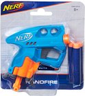 Blauwe Nerf NanoFire blaster met oranje onderdelen, in verpakking met twee blauwe pijltjes.