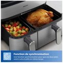Philips airfryer met twee manden: één met een geroosterde kip en de andere met groenten. Met synchronisatiefunctie-icoon.
