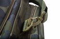 Close-up van een stevige, groene kunststof clip die vastzit aan een camouflagemotief tas.