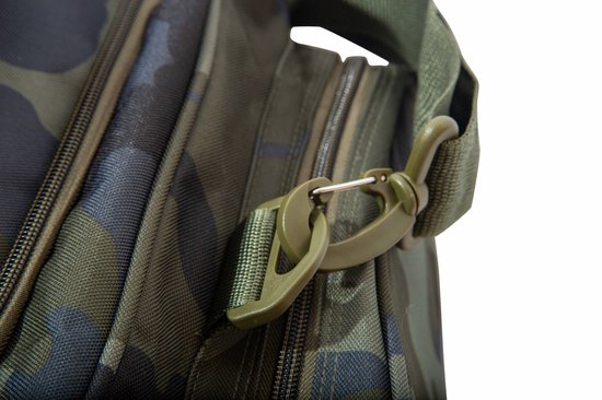 Close-up van een stevige, groene kunststof clip die vastzit aan een camouflagemotief tas.