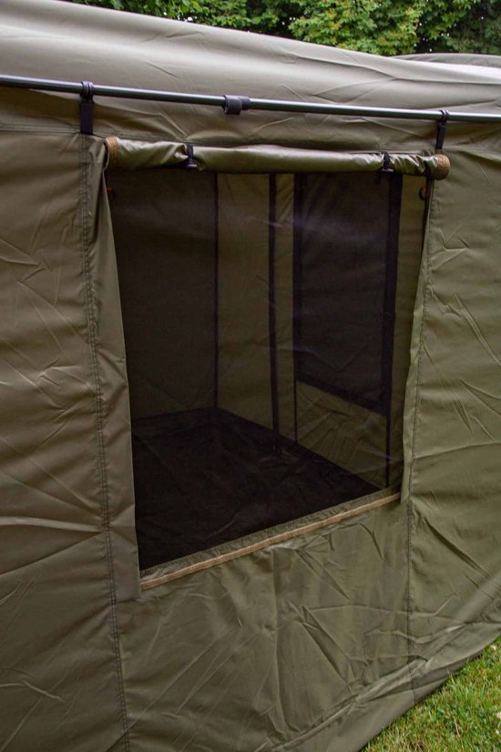 Groene tent met een open raam met hor, zicht op de binnenkant, metalen stangen.