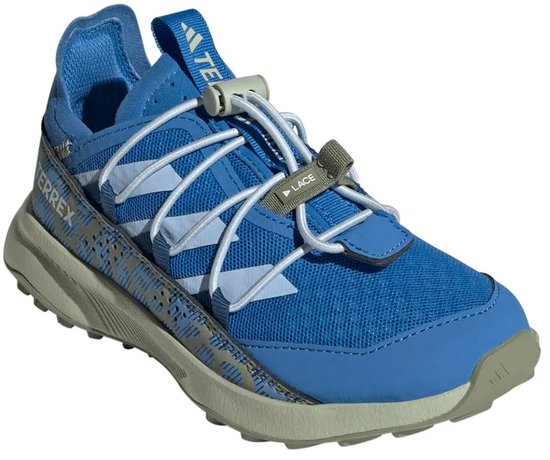 Blauwe Adidas Terrex wandelschoenen met dierenprint op de zijkant, witte veters en tekst 'LACE'.