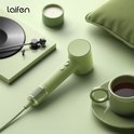 Lichtgroene Laifen Mini föhn naast een platenspeler en kopje koffie.