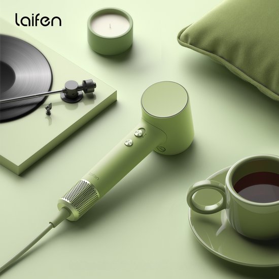 Lichtgroene Laifen Mini föhn naast een platenspeler en kopje koffie.