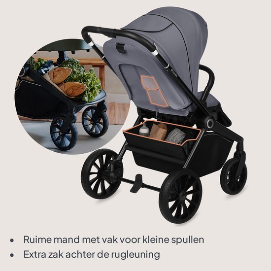 Grijze kinderwagen met ruime mand en oranje accenten, met mand met boodschappen.