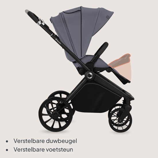 Grijze kinderwagen met verstelbare duwbeugel en voetsteun.