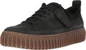 Zwarte sneaker met bruine plateauzool en Clarks label.