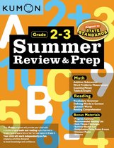 Kumon Summer Review & Prep Grade 2-3 boek. Grote letters en cijfers op een oranje achtergrond. Bevat onderwerpen als wiskunde, lezen en bonusmaterialen.