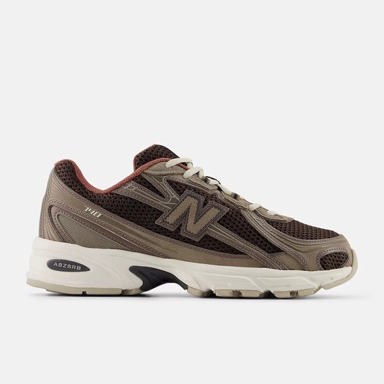 New Balance sneaker in bruin, beige en roodbruin met mesh en suède details.