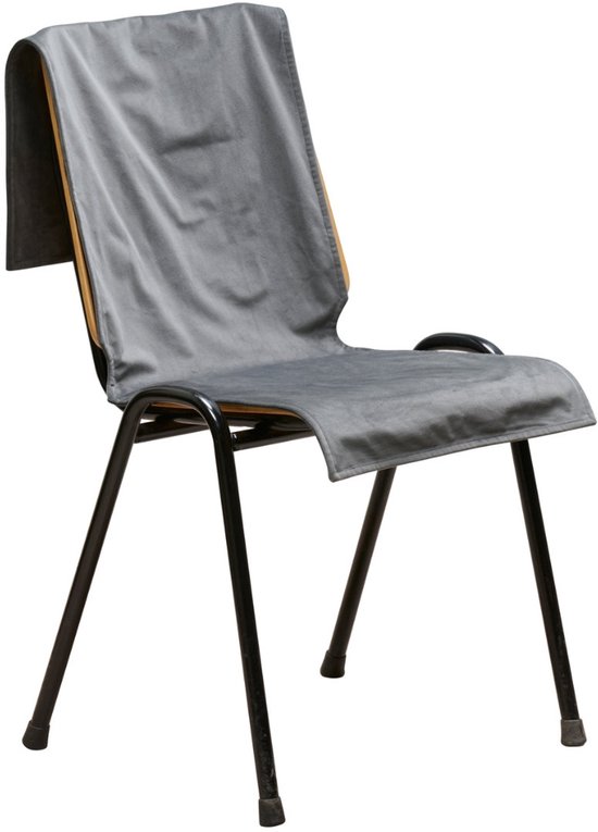 Grijze, zachte verwarmde plaid op een metalen stoel met houten accenten.