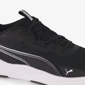 Close-up van de zwarte PUMA sportschoen: veters, mesh bovenwerk, witte zool.