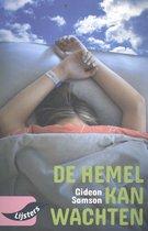 Boekcover 'De hemel kan wachten' met slapende jongere, blauwe lucht boven.