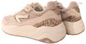 Off-white sneaker met beige luipaardprint en slangenprint op de hiel.