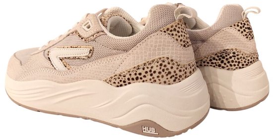 Off-white sneaker met beige luipaardprint en slangenprint op de hiel.