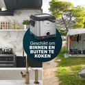 Zilverkleurige Princess mini friteuse in een keuken en bij een tent op de camping. Tekst: "Geschikt om binnen en buiten te koken".