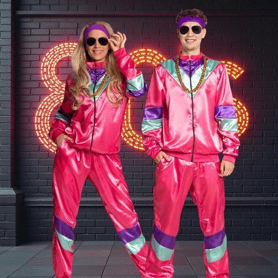 Man en vrouw in roze trainingspakken, jaren 80 stijl, met neonverlichting.