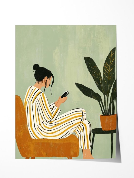 Vrouw in gestreept pyjama kijkt op telefoon, zittend in oranje stoel, naast grote groene plant.