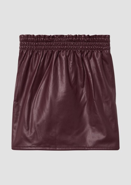 Donkerrode kunstleren rok met elastische, gerimpelde tailleband.