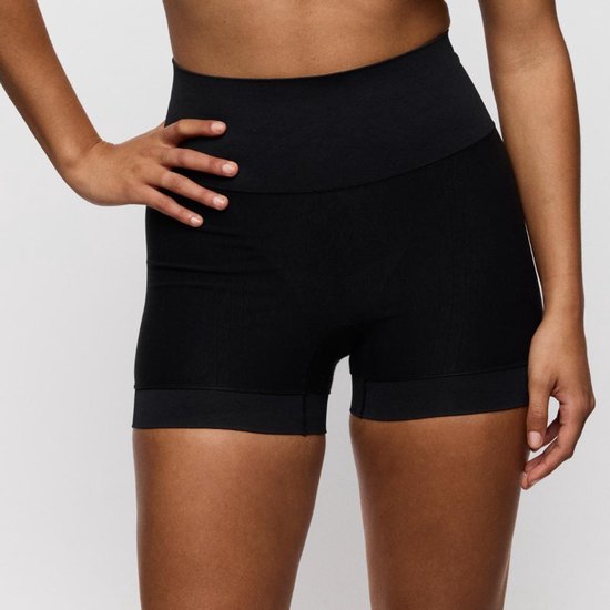 Model draagt zwarte corrigerende shorts met hoge taille en subtiel geribbelde textuur.