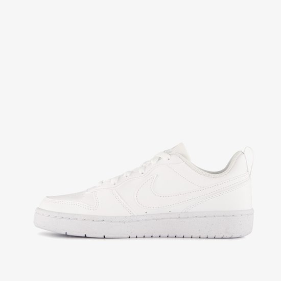 Witte leren Nike sneakers met veters en een Nike logo op de zijkant.