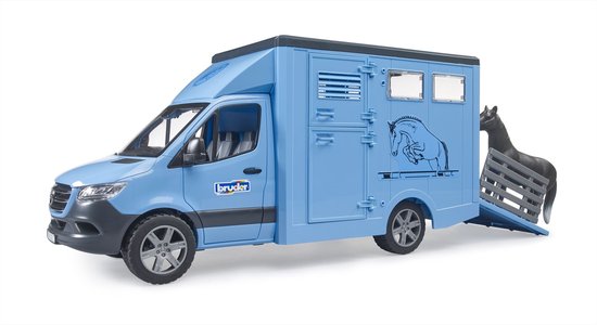 Lichtblauwe Bruder paardenwagen met een springend paard erop. Een paard staat op de laadklep.