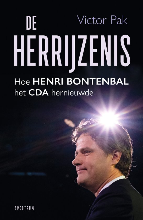 Boek "De Herrijzenis" van Victor Pak. Henri Bontenbal kijkt naar rechts, belicht door een spotlight.