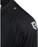 Detail van een zwarte Robey sportshirt met logo op de schouder en klaver.