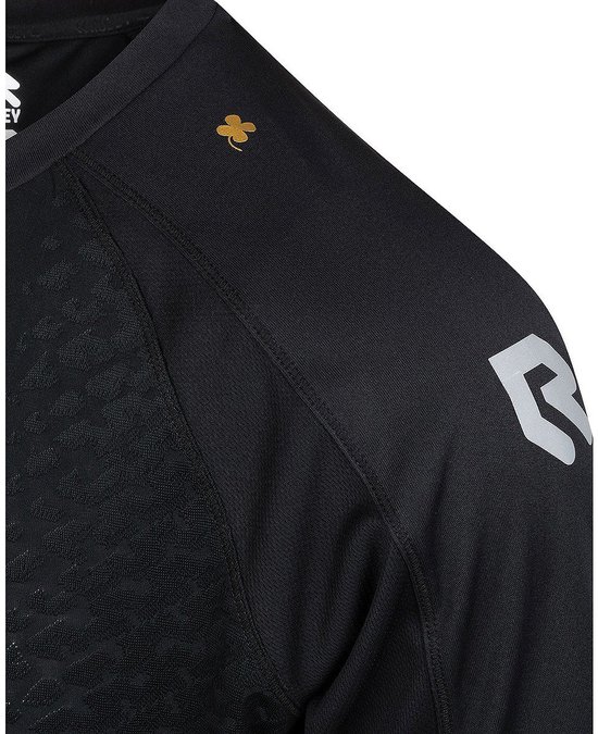 Detail van een zwarte Robey sportshirt met logo op de schouder en klaver.