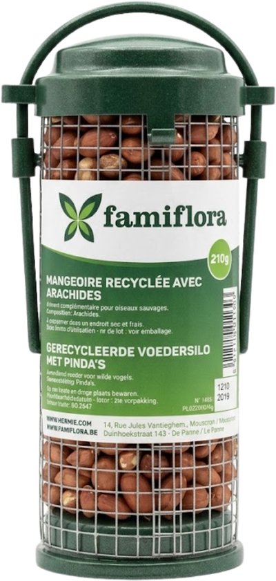 Groene pinda feeder van gaas met 'famiflora' logo, gevuld met pinda's.