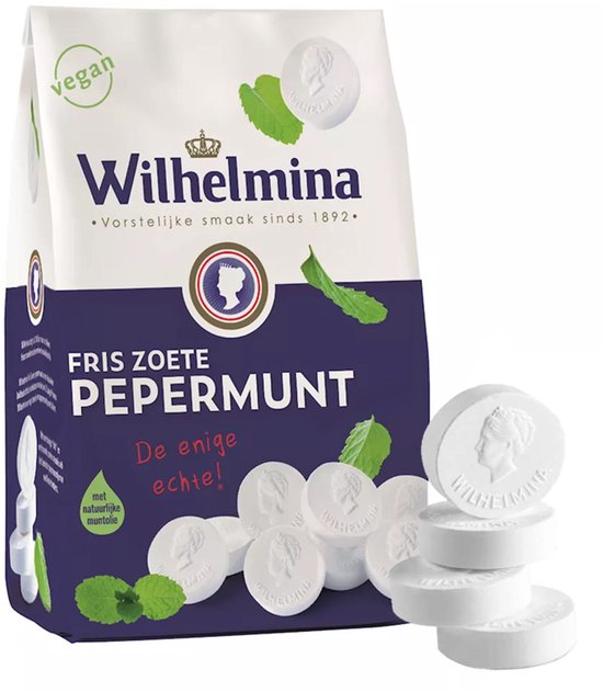 Een zak Wilhelmina Fris Zoete Pepermunt met munten en munttakjes. De zak vermeldt 'vegan' en 'De enige echte!'.