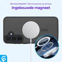 Zwarte, matte hoes met ingebouwde magneet en MagSafe lader.