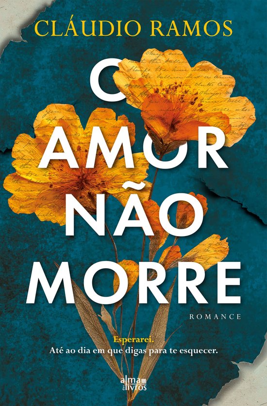 Boekomslag met de titel 'O Amor Não Morre' en de tekst 'CLÁUDIO RAMOS'. Centraal staan twee gele bloemen met tekst op de bladeren. De ondertitel luidt 'Esperarei. Até ao dia em que digas para te esquecer.'